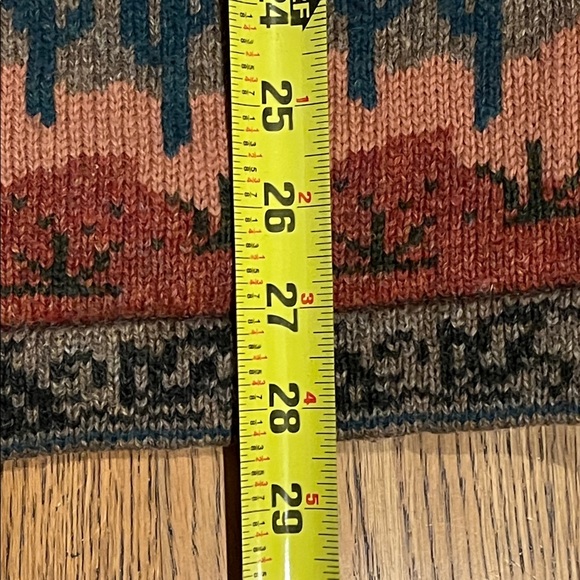 Icelandic Design Sweater - Picture 6 of 11